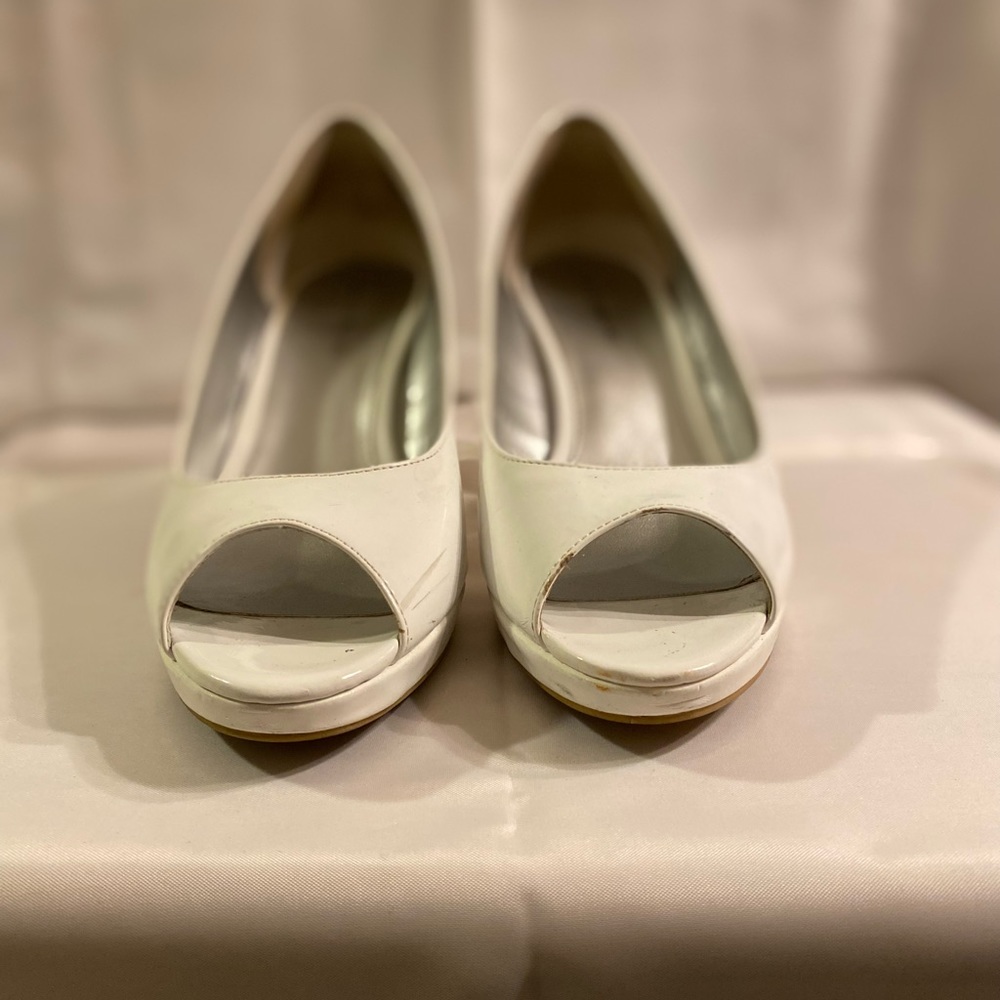 Women 3inch toe out heel.